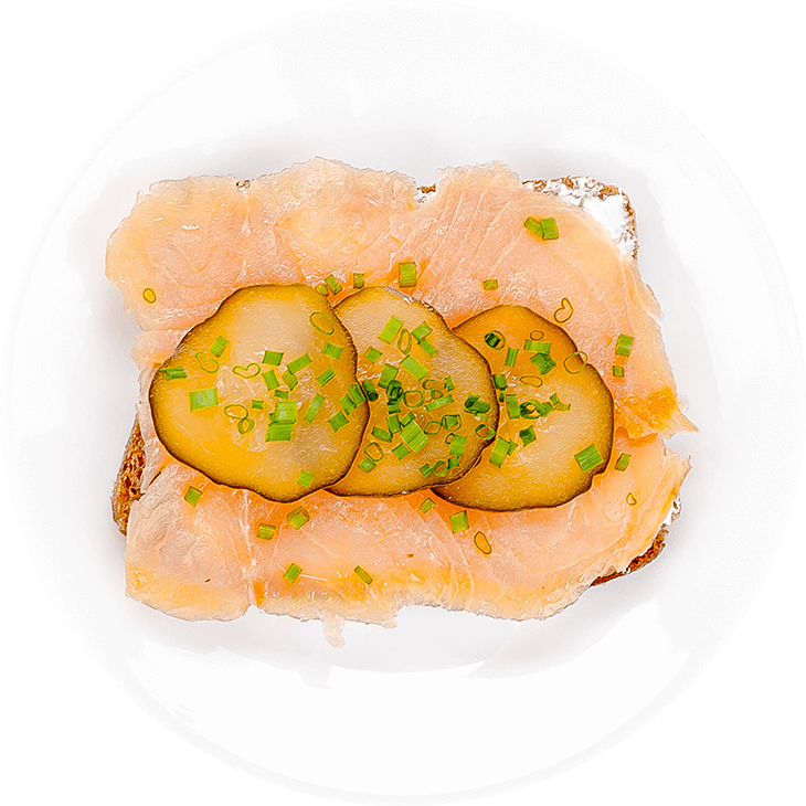 Бутерброды с копченым лососем, хреном и помидорами