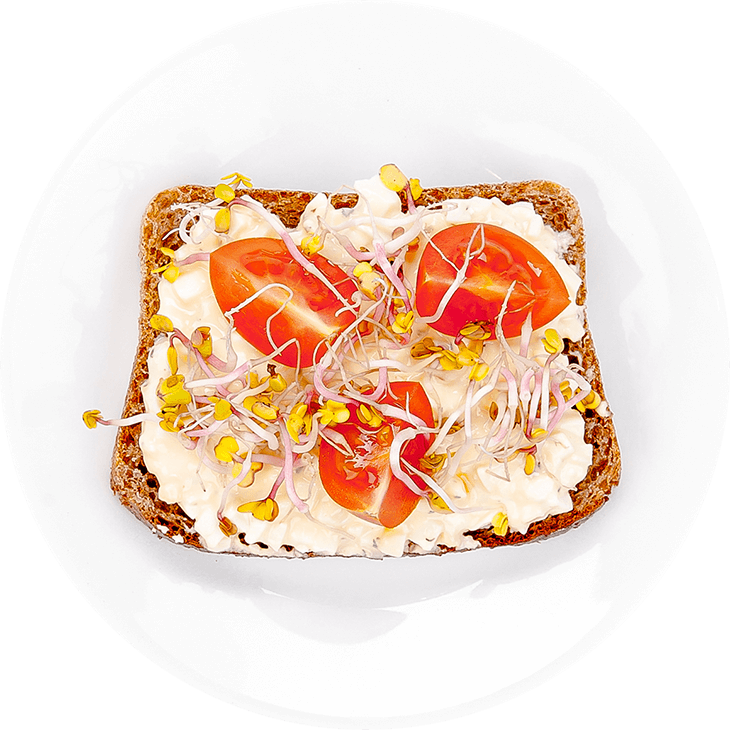 Sandvișuri cu pastă de ouă și roșii