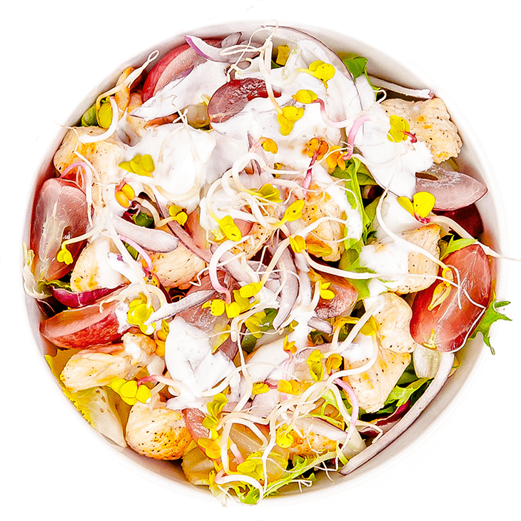 Salată cu carne de curcan, struguri și ceapă roșie