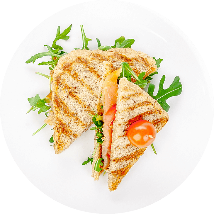 Сендвич с лососем, помидором и рукколой