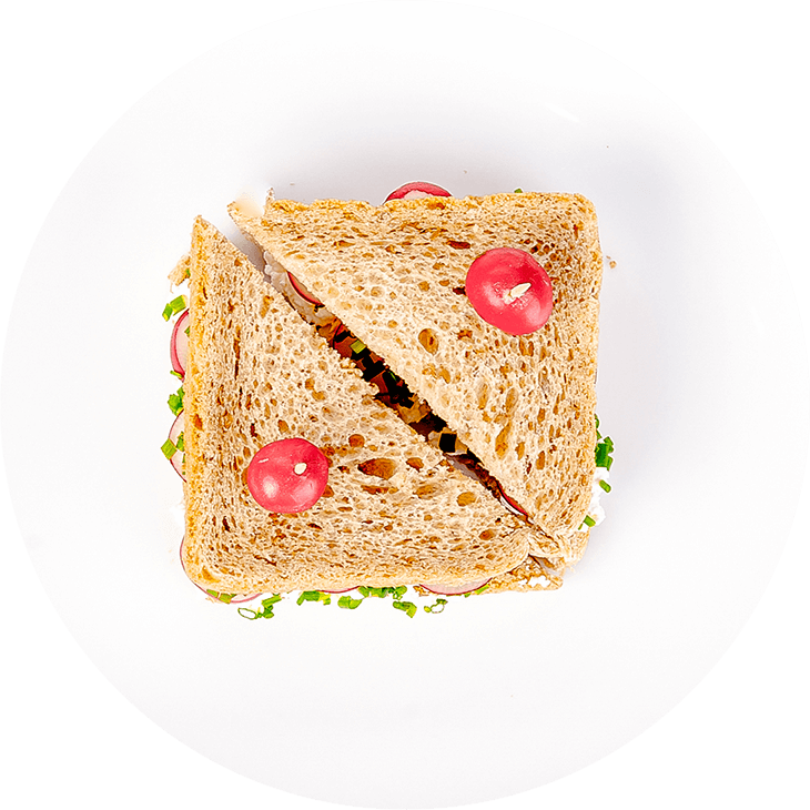 Sandviș cu brânză de vaci, ridichie și ceapa verde