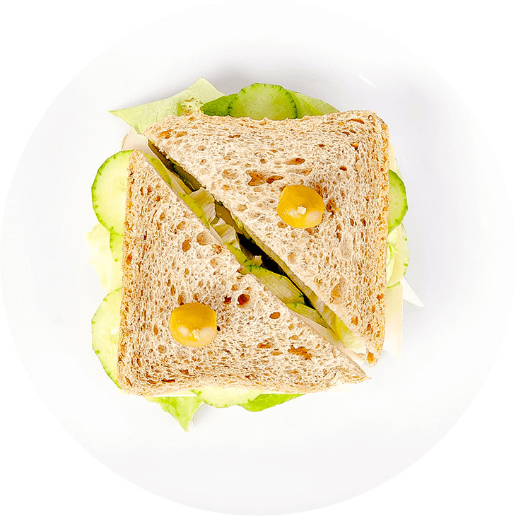 Сендвич с твердым сыром, огурцом и листьями салата