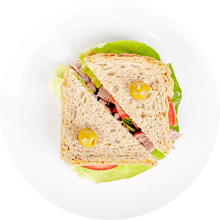 Сендвич с тунцом, помидором и листьями салата