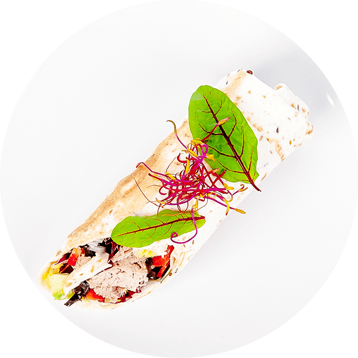Ролл из лаваша с тунцом, листьями салата, перцем, оливками и луком