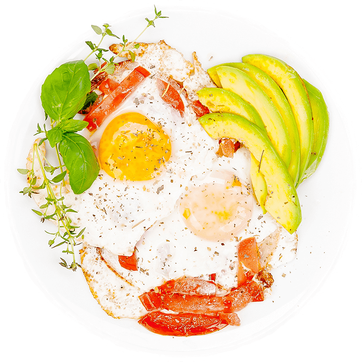 Ou prăjit pe șuncă, roșii și avocado
