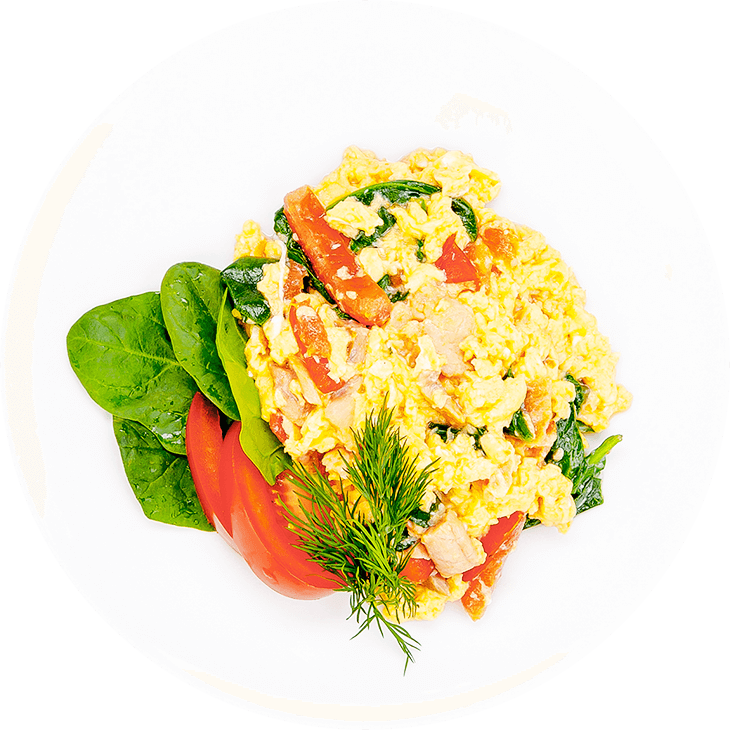 Яичница с лососем, шпинатом и помидором