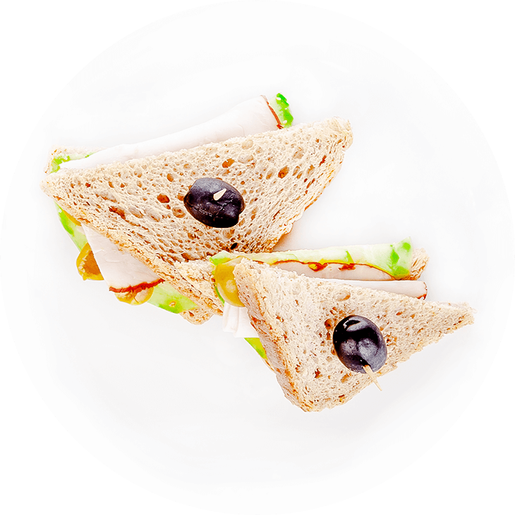 Сендвич с ветчиной, огурцом и оливками